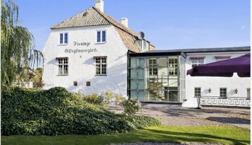 Historiskt Gästgiveri nära hav, golf och natur