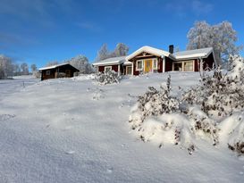 Edsåshöjden mit den Bergen vor dem Fenster