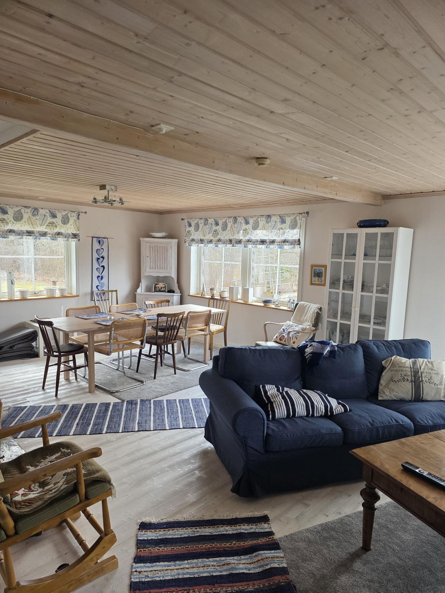 Mysigt hus i avskilt läge med utsikt över sjö. – bild 8 av 15