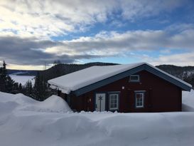 Mysig fjällstuga med utsikt i Stora Blåsjön