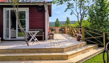 Familjevänligt hus med solig uteplats nära Ljusnan