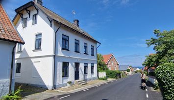 Gathus med havsutsikt centralt i Kivik