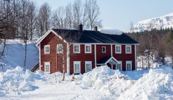 Loghouse with four apartments in Bruksvallarna.