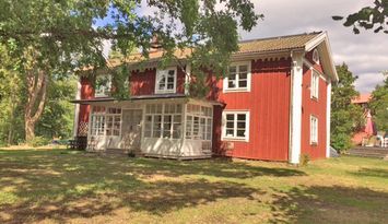 Mysig stuga i byn Löa i Bergslagen