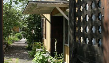 Äldre havsnära hus i Öregrund