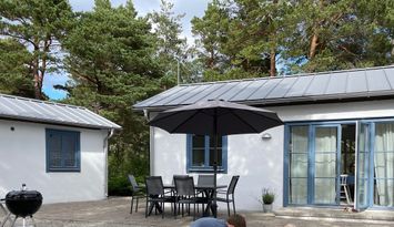 Vitputsat stenhus i modern stil