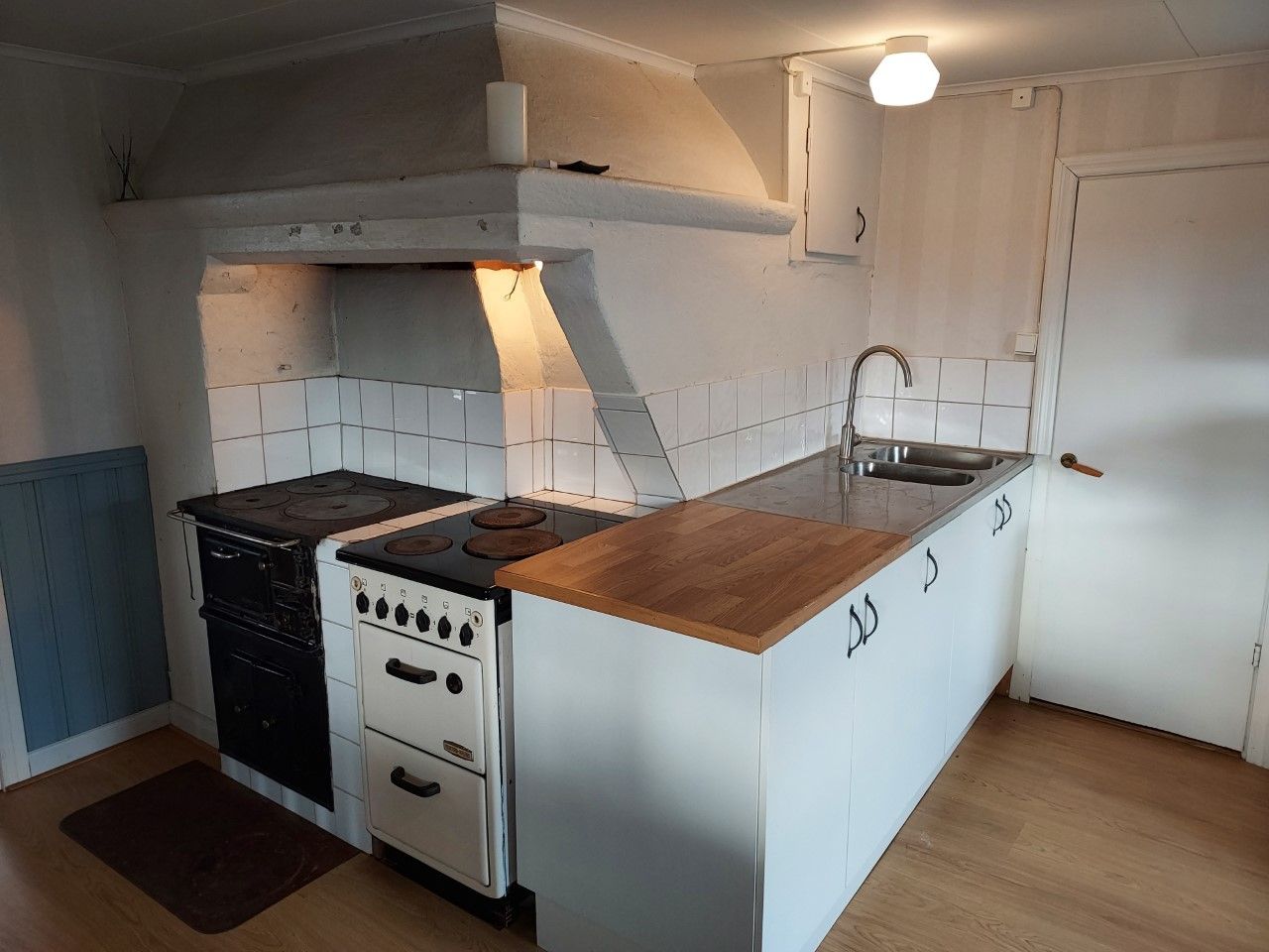 Torp/stuga med fin utsikt över sjö och fält – bild 4 av 14