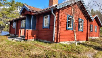 Enskilt beläget fritidshus på en udde i sjön