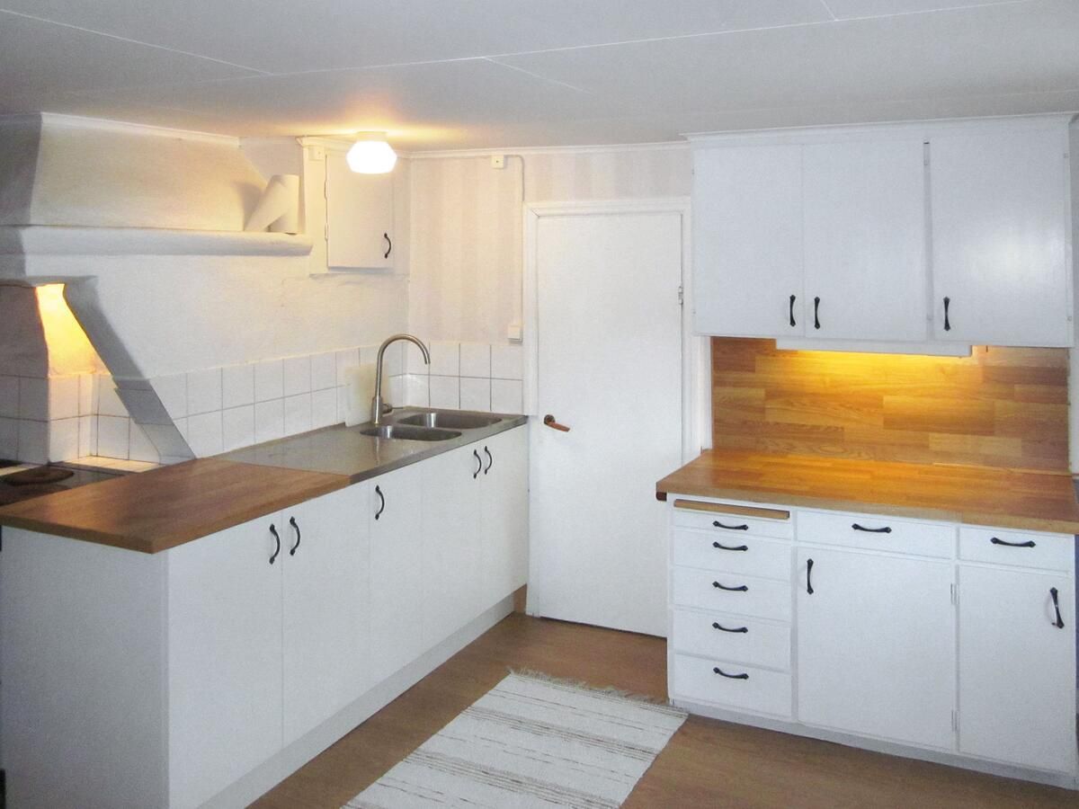 Torp/stuga med fin utsikt över sjö och fält – bild 5 av 14