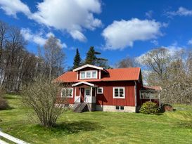 Haus auf einem Bauernhof in der Nähe des Sees