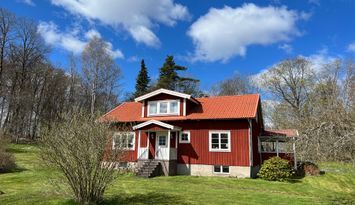 Hus på lantgård nära sjö, skog och staden Växjö