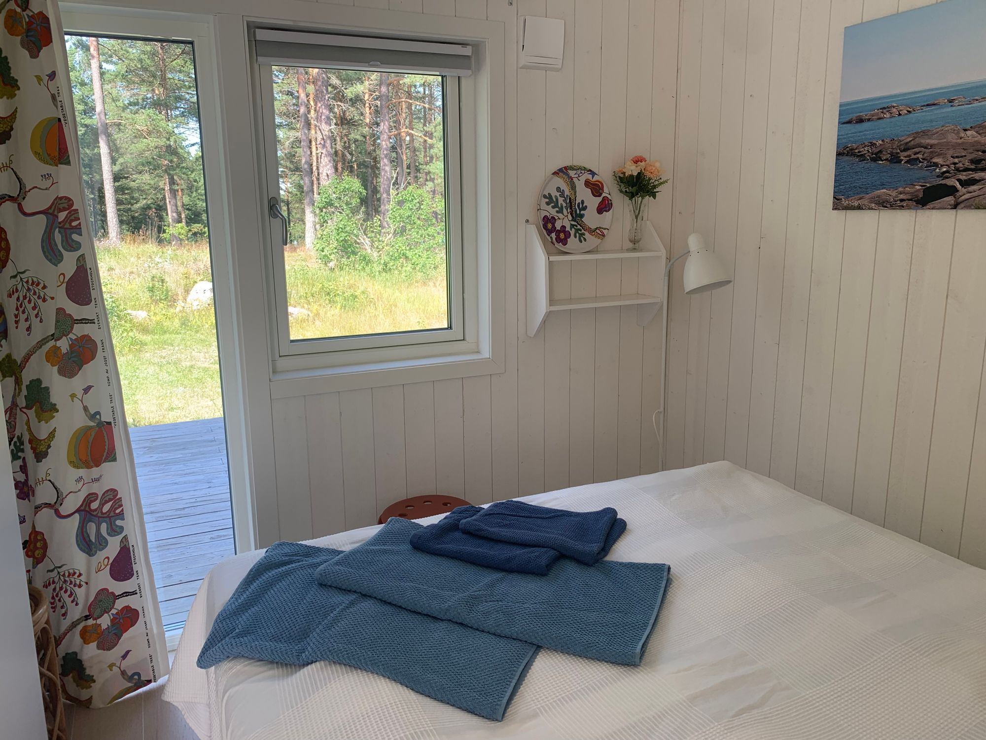 Havsnära nybyggd stuga med roddbåt. – bild 11 av 21
