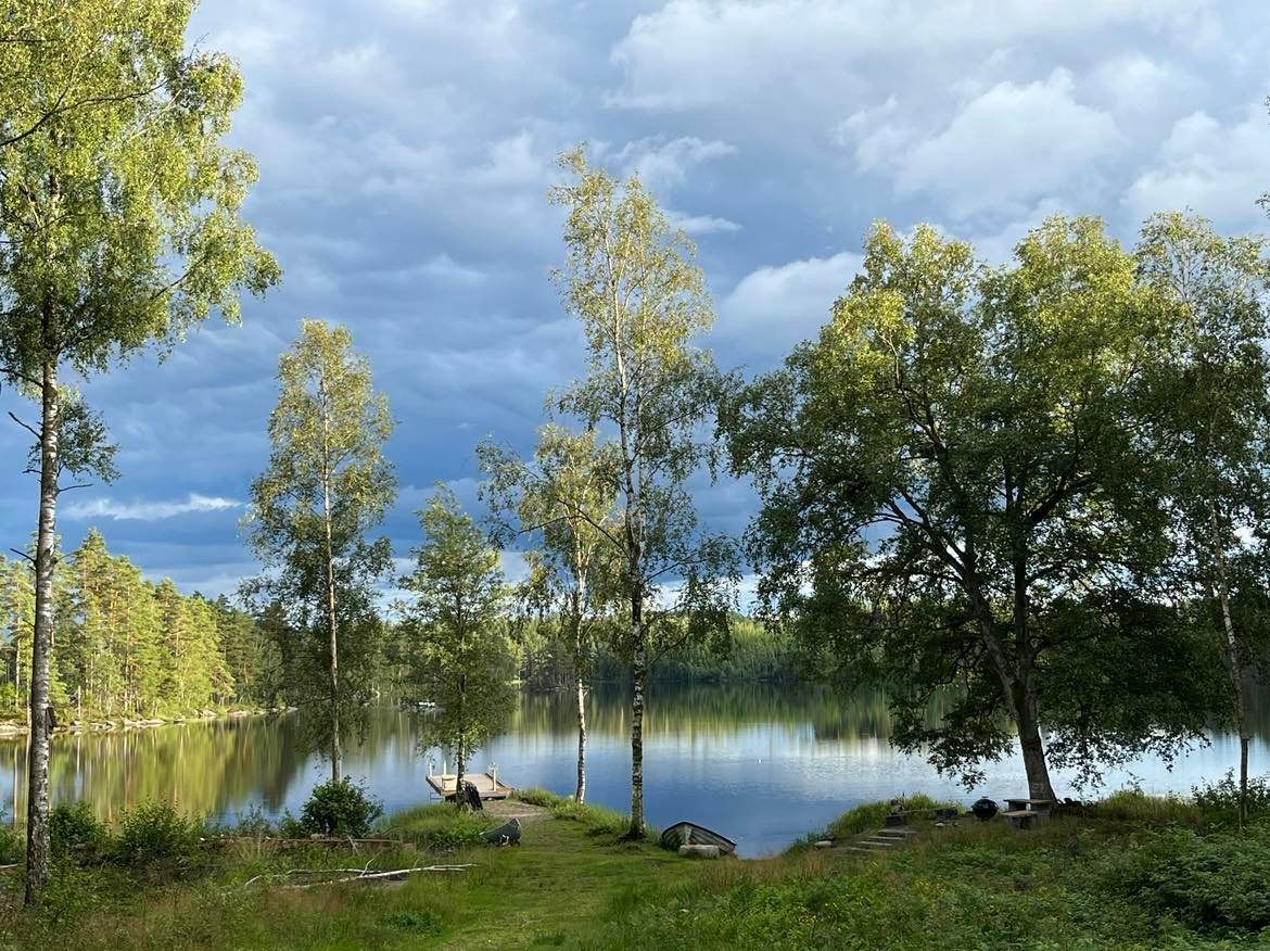 Sjötomt med brygga och båt – bild 12 av 24