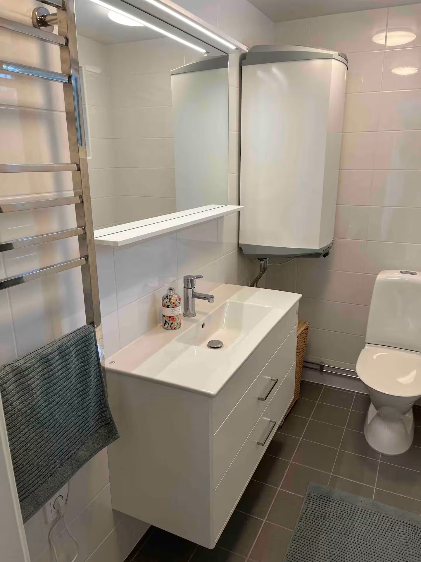 Modern och mysig stuga i skogen – bild 12 av 21