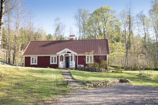 Schönes traditionelles schwedisches Haus im Wald