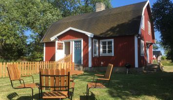 Fridfullt boende i gårdsmiljö på Öland