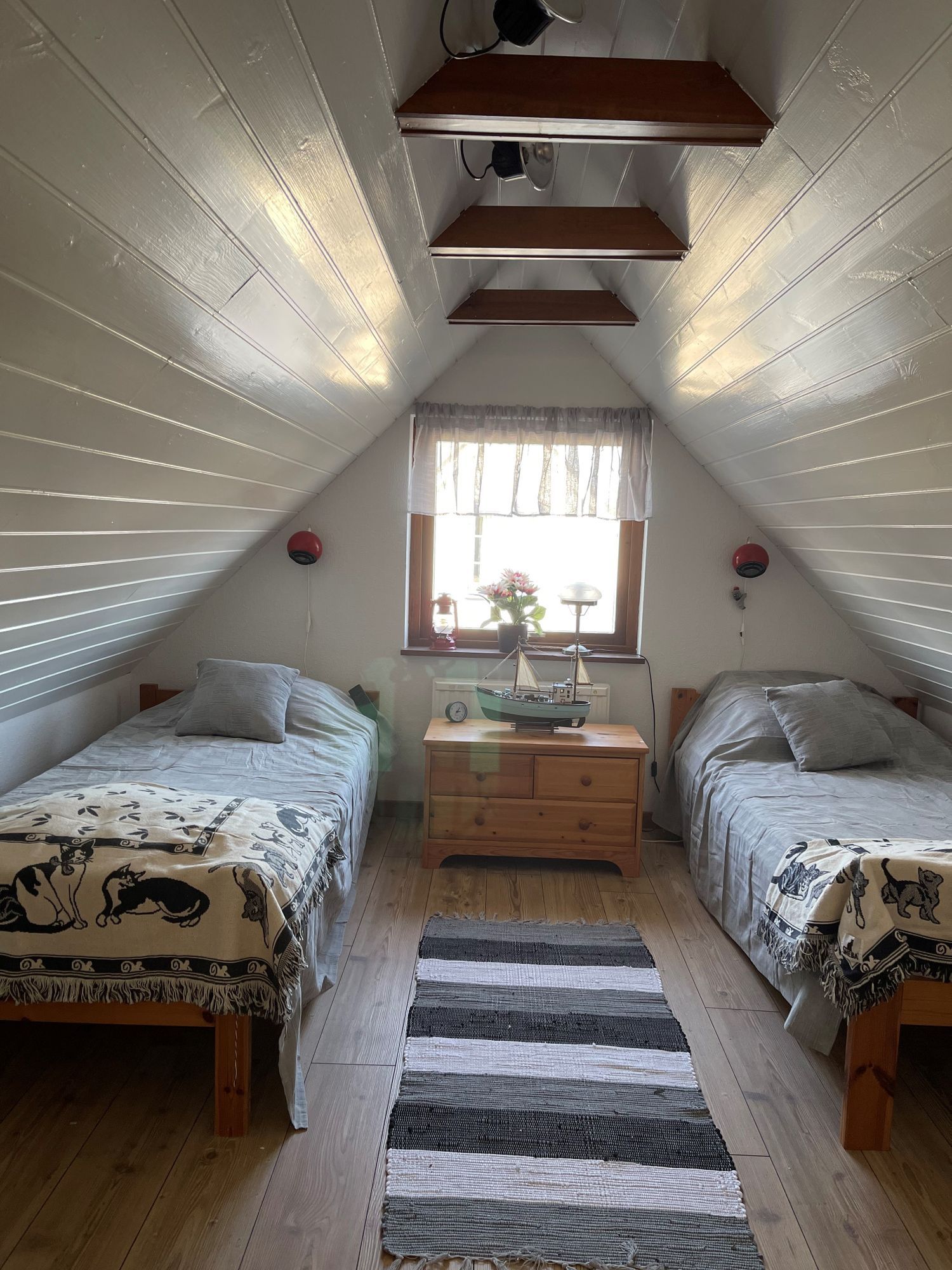 Hus i Beddingestrand med tomt ända ner till havet – bild 11 av 20