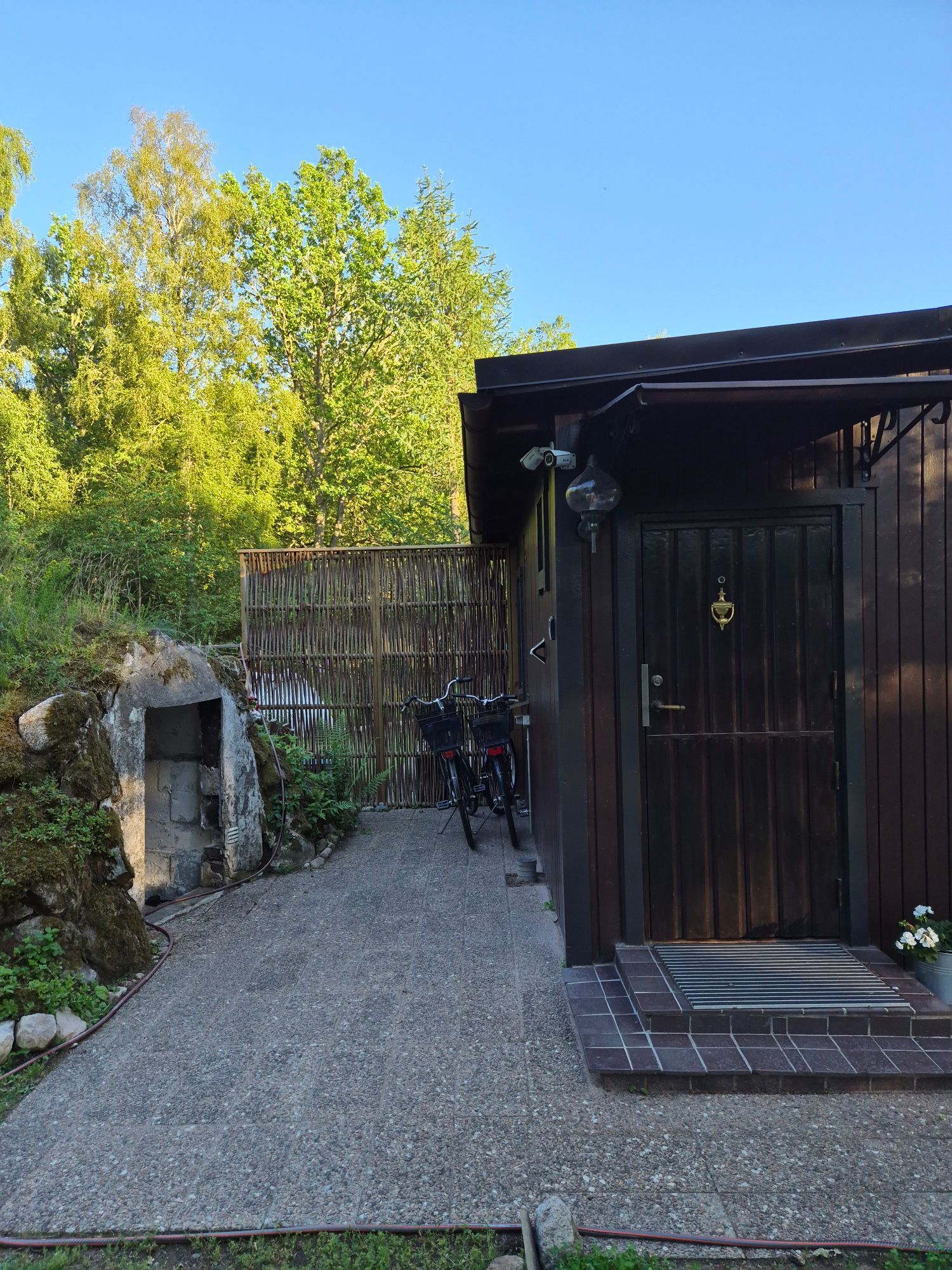 Sjönära avkoppling intill skogsbrynet – bild 19 av 24