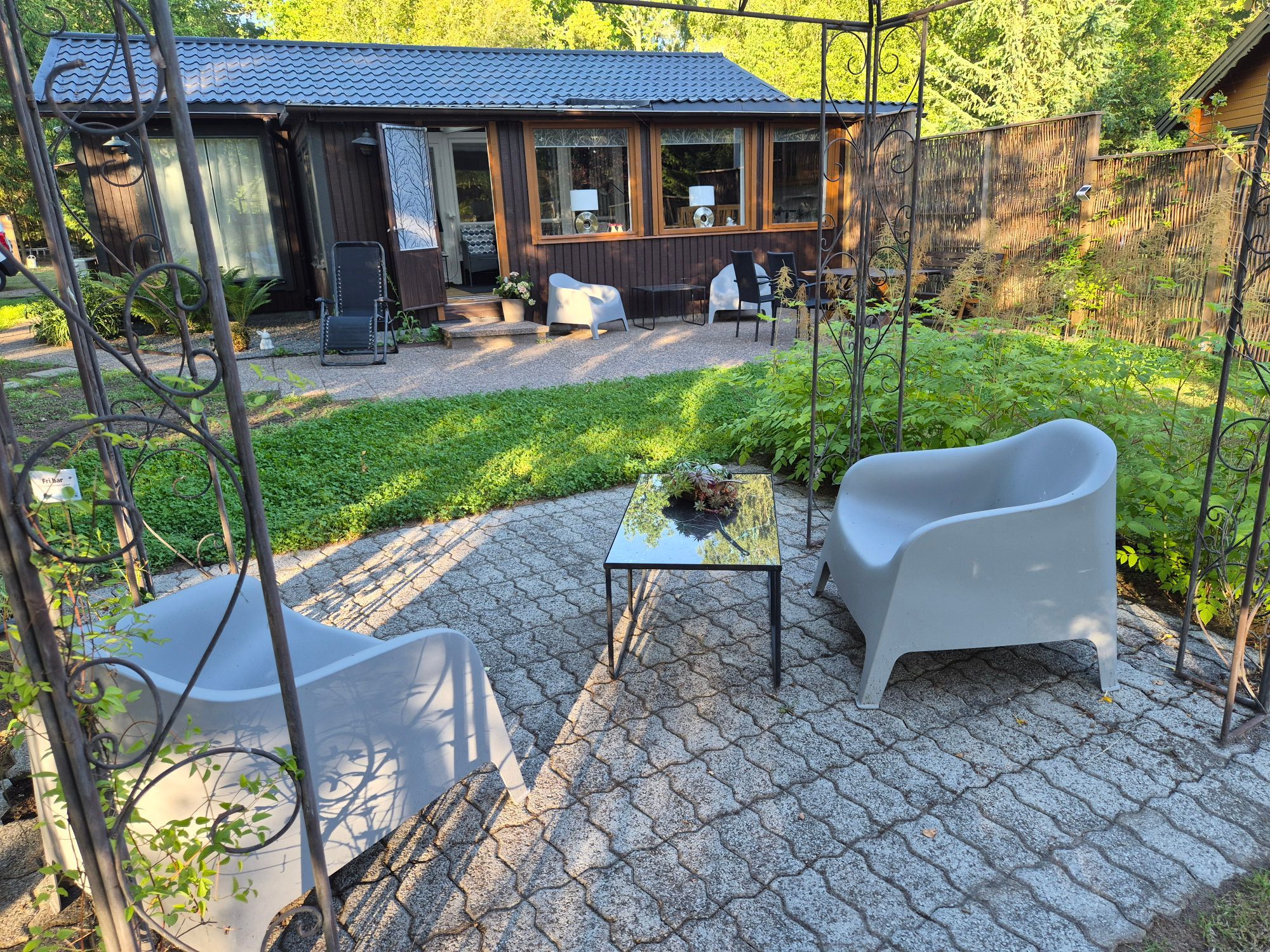 Sjönära avkoppling intill skogsbrynet – bild 18 av 24