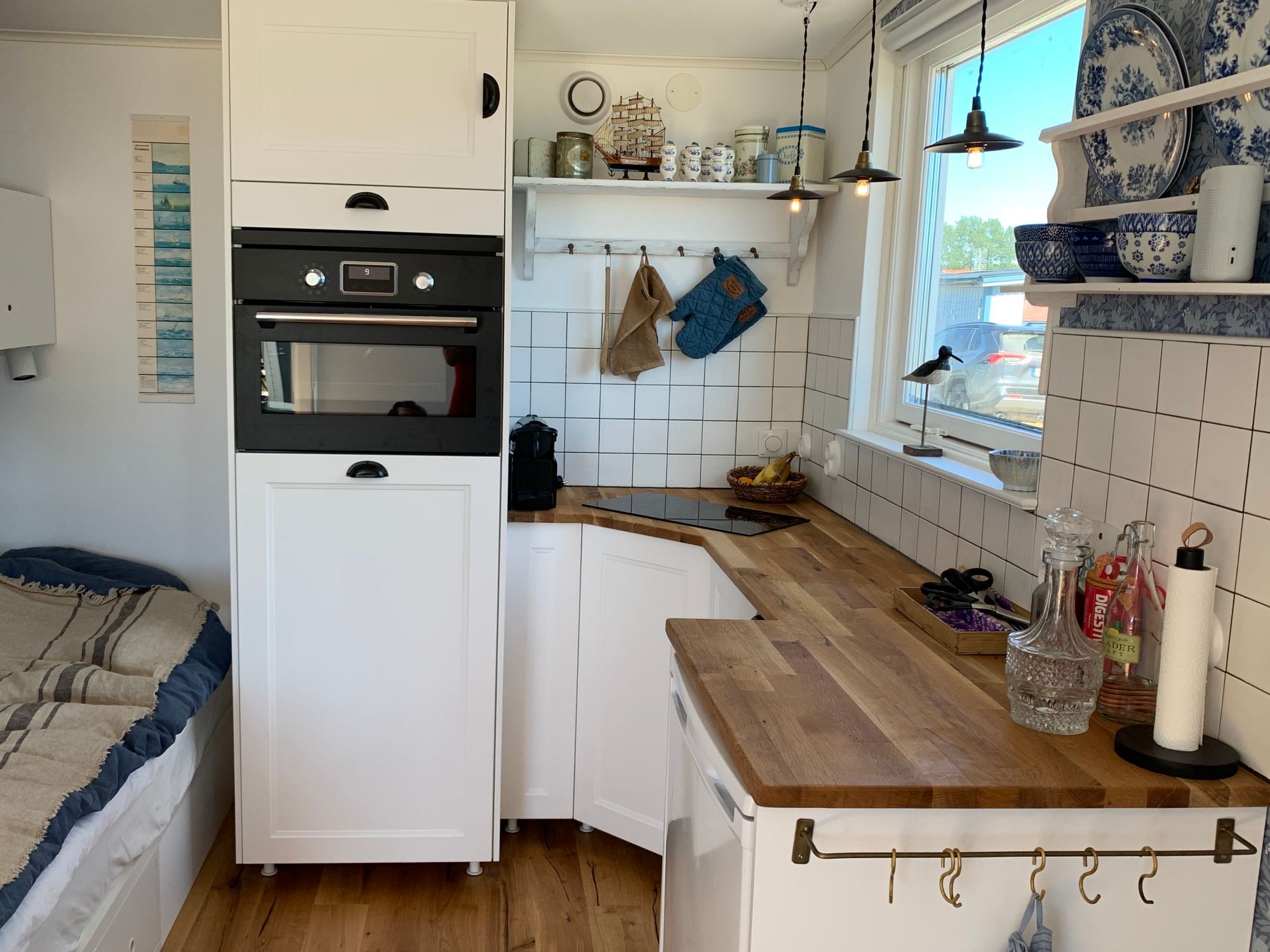 Nybyggd, mysig badstuga på Skrea strand – bild 2 av 11