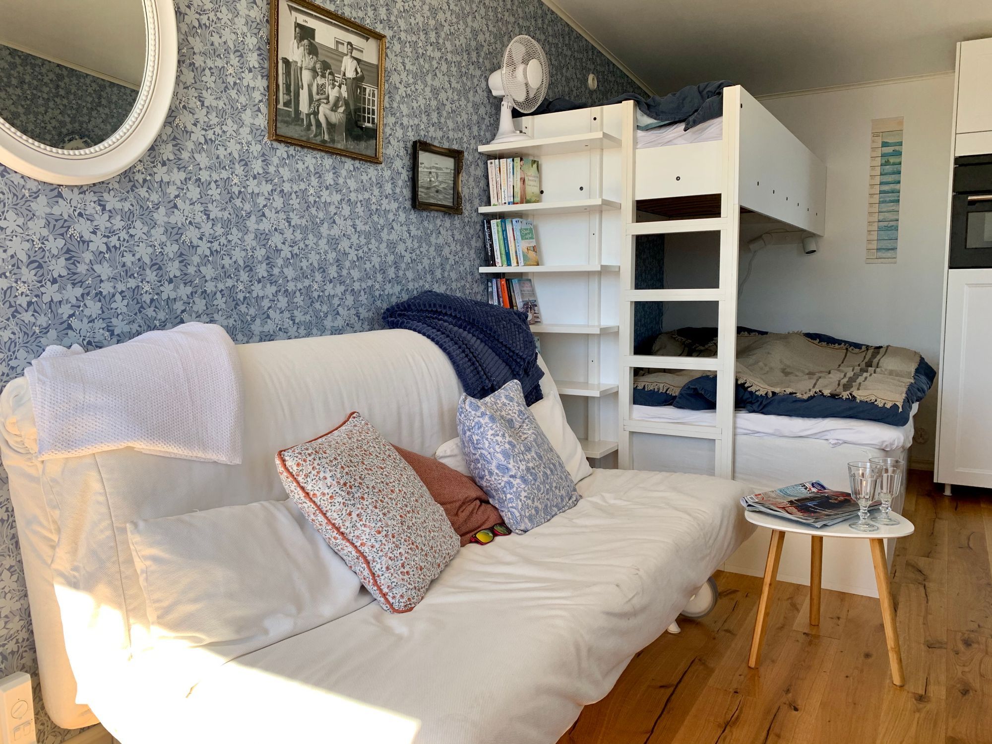 Nybyggd, mysig badstuga på Skrea strand – bild 3 av 11