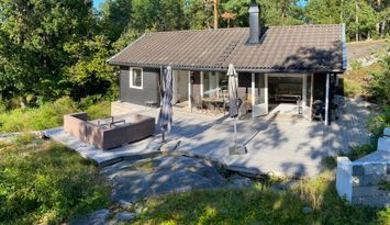 Mysig stuga på Vindö med sjöutsikt