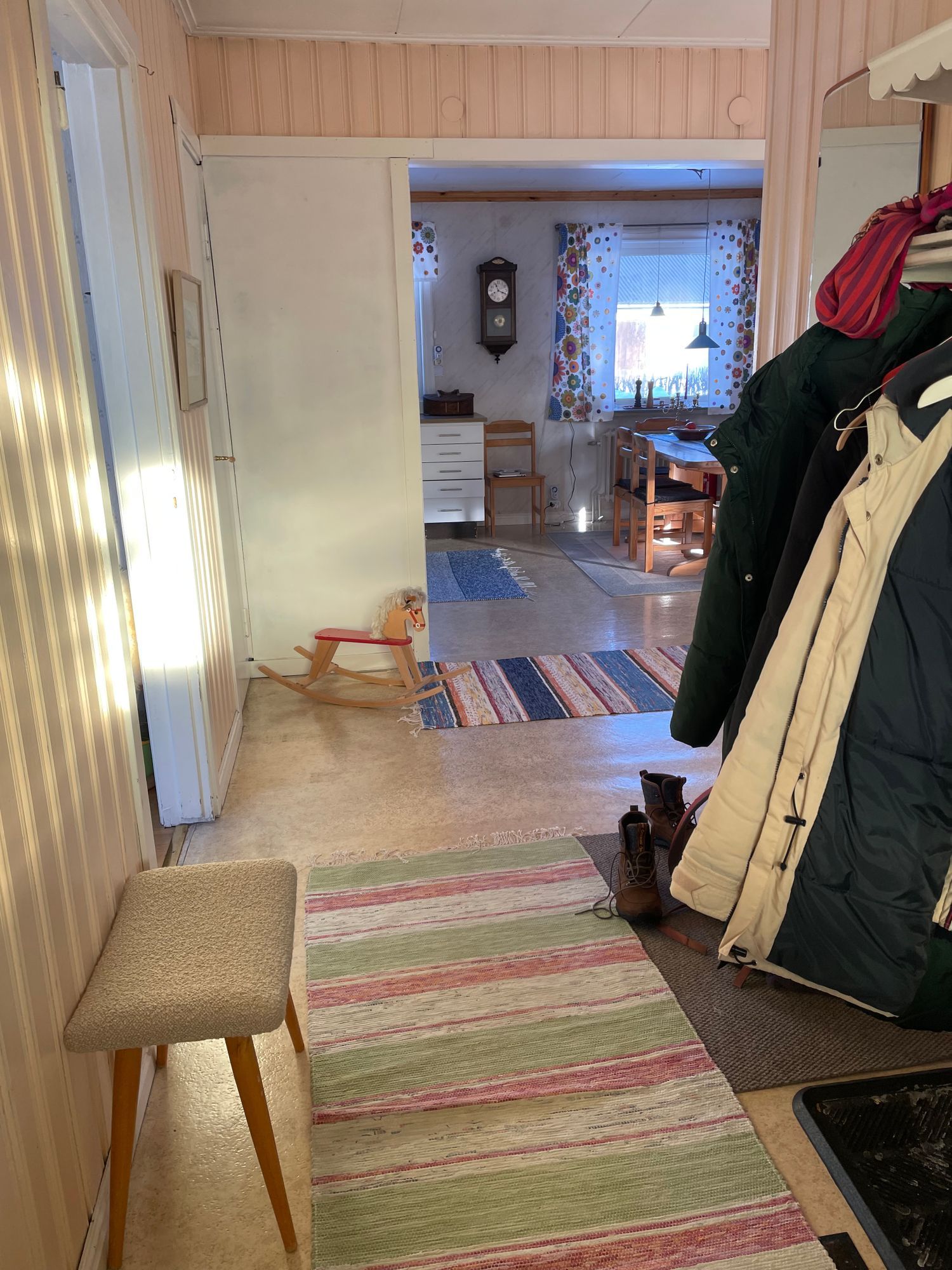 Hus i centrala Jokkmokk, med utsikt mot solnedgång – bild 4 av 20