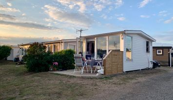 Nybyggd, mysig badstuga på Skrea strand