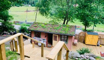 Natur möter hav i ett färgsprakande fritidshus