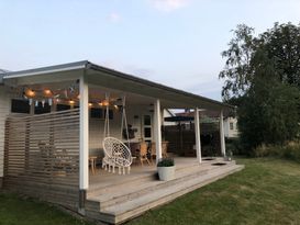 Schönes modernes Ferienhaus mit Strand in der Nähe