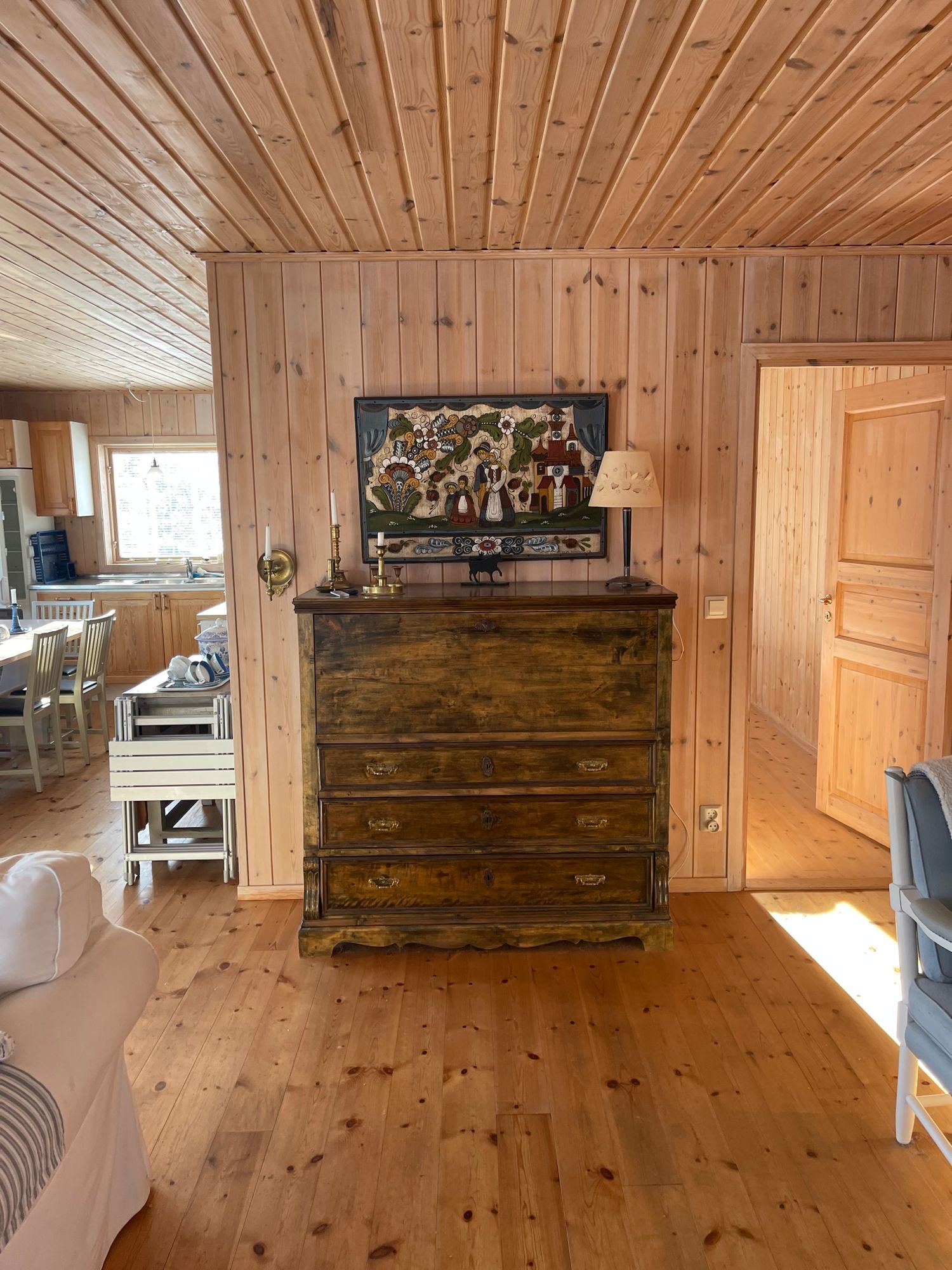 Typical Swedish cottage with stuga overlook a lake – bild 10 av 24