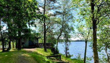 Bada, vandra, basta - stuga m sjöläge och hund ok