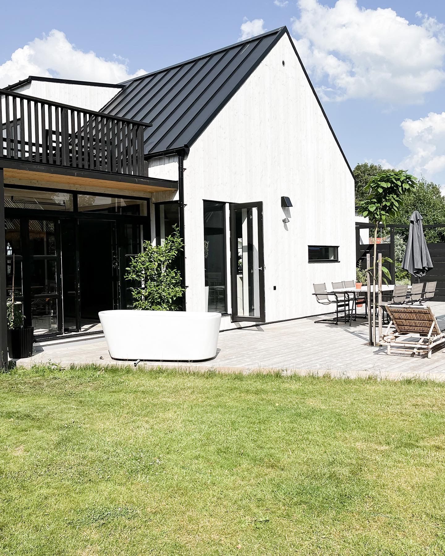 Hus med stora gemenskapsytor - 700m till strand – bild 11 av 22