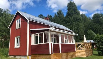 Mysig stuga i Hassela med utsikt över fjällen