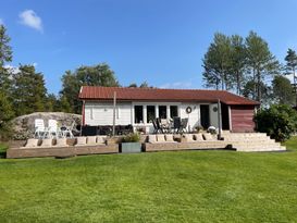 Cozy cottage with lake view and own jetty.