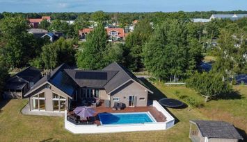 Sommarparadis med pool nära havet och centrum!