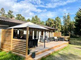 Summer house with 100 steps to the beach, Yngsjö