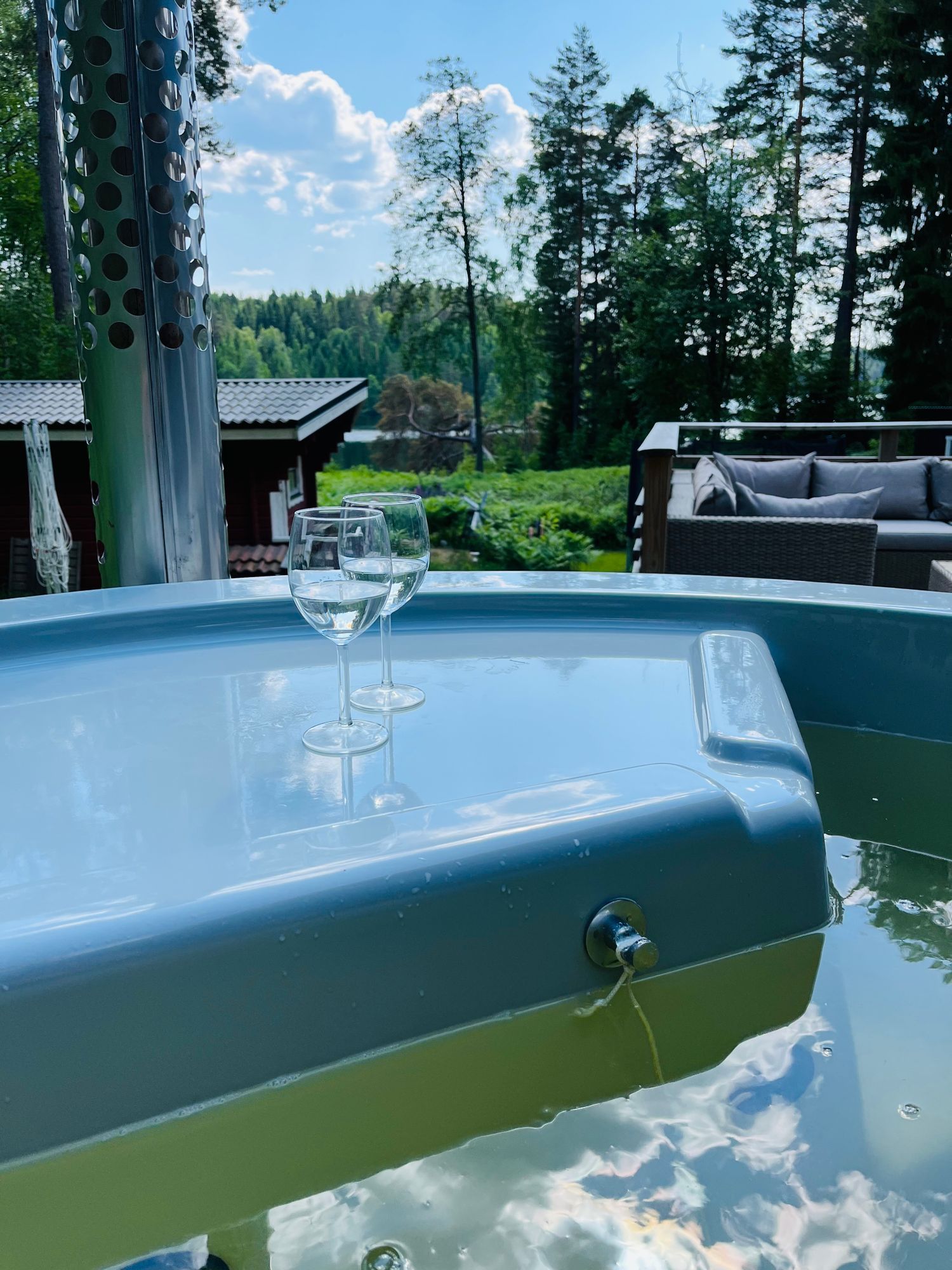 Idyllisk liten stuga vid sjön Våtsjön – bild 3 av 24