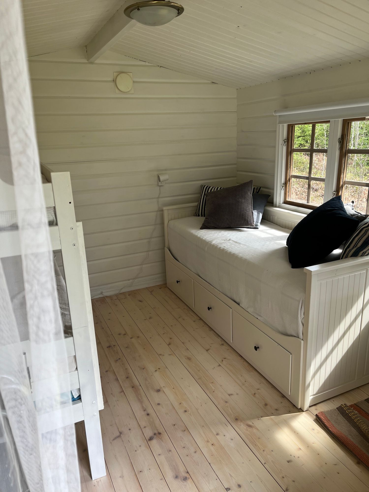 Idyllisk liten stuga vid sjön Våtsjön – bild 14 av 24