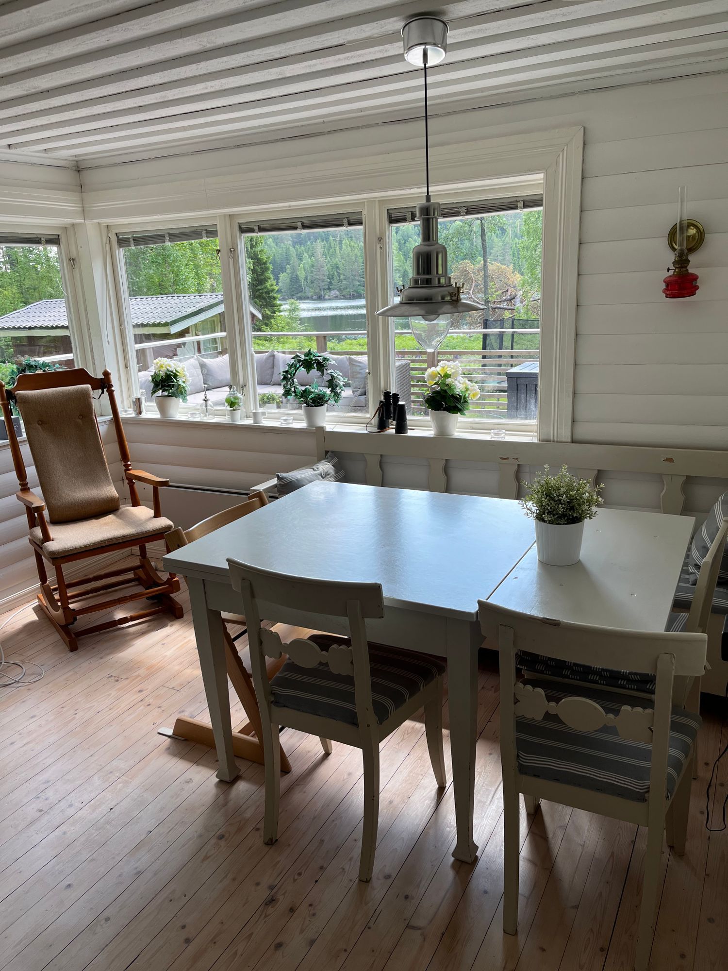 Idyllisk liten stuga vid sjön Våtsjön – bild 6 av 24