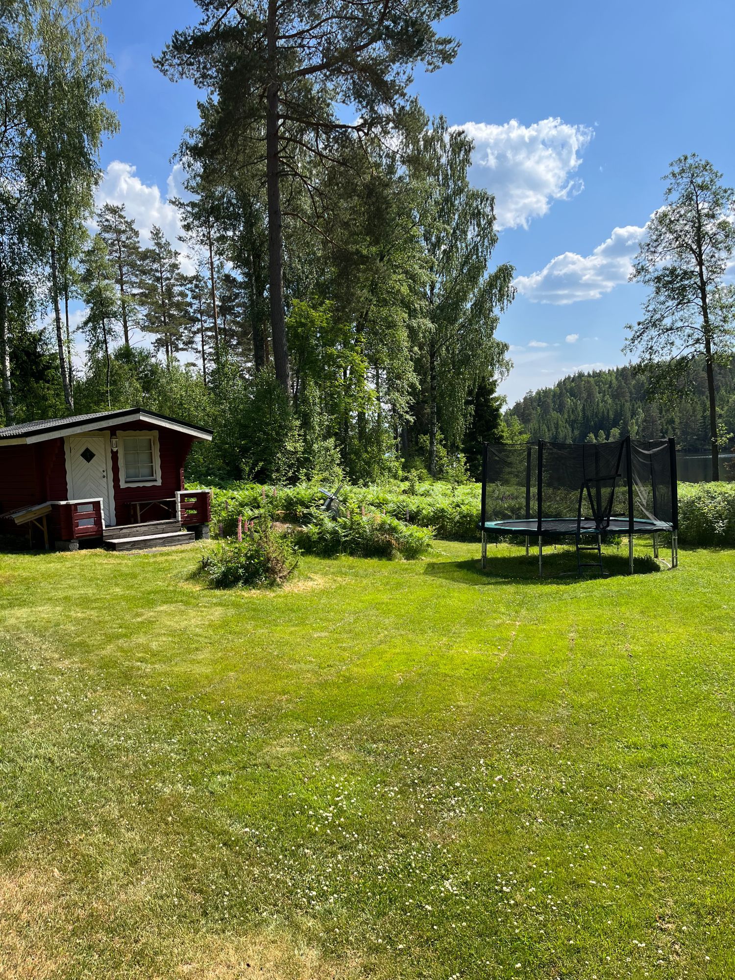 Idyllisk liten stuga vid sjön Våtsjön – bild 5 av 24