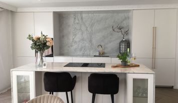 Stan och strandnära poolvilla