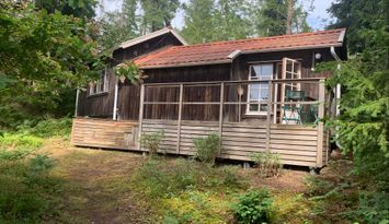 Kustnära och trivsam Gäststuga vid skogsbrynet