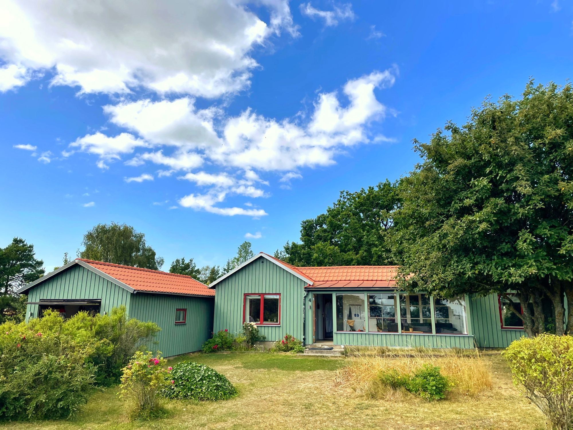 Havsnära hus i Ronehamn på Gotland – bild 2 av 24