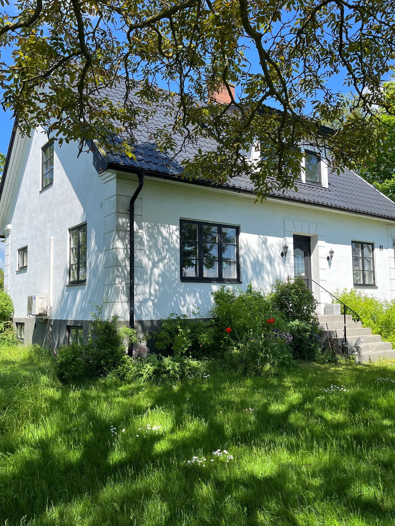 Byhus för många med stor trädgård nära Sankt Olof
