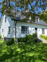 Byhus med stor trädgård nära Sankt Olof