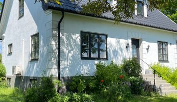 Byhus med stor trädgård nära Sankt Olof