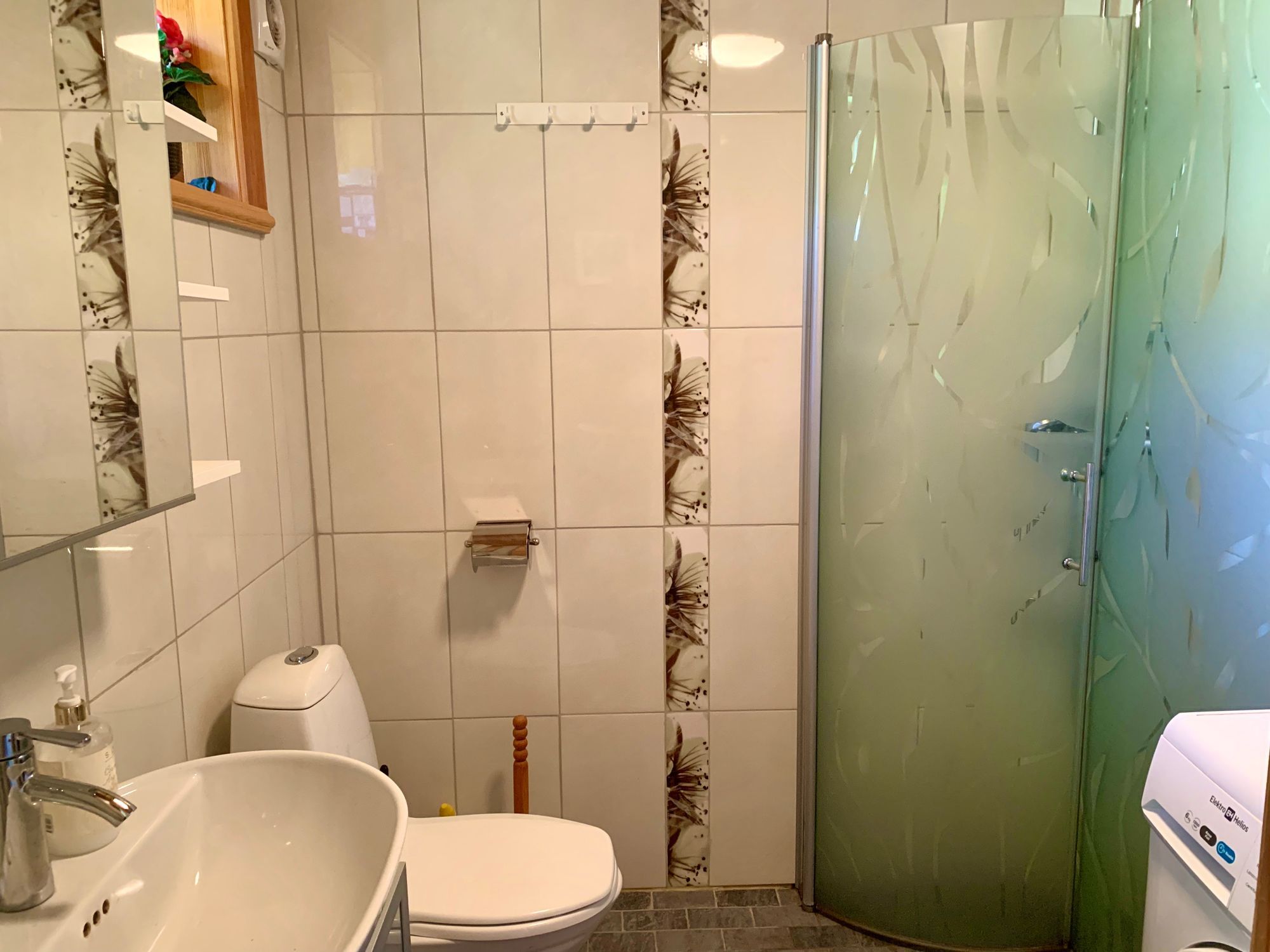 Modernt timmerhus vid sjö – bild 10 av 20