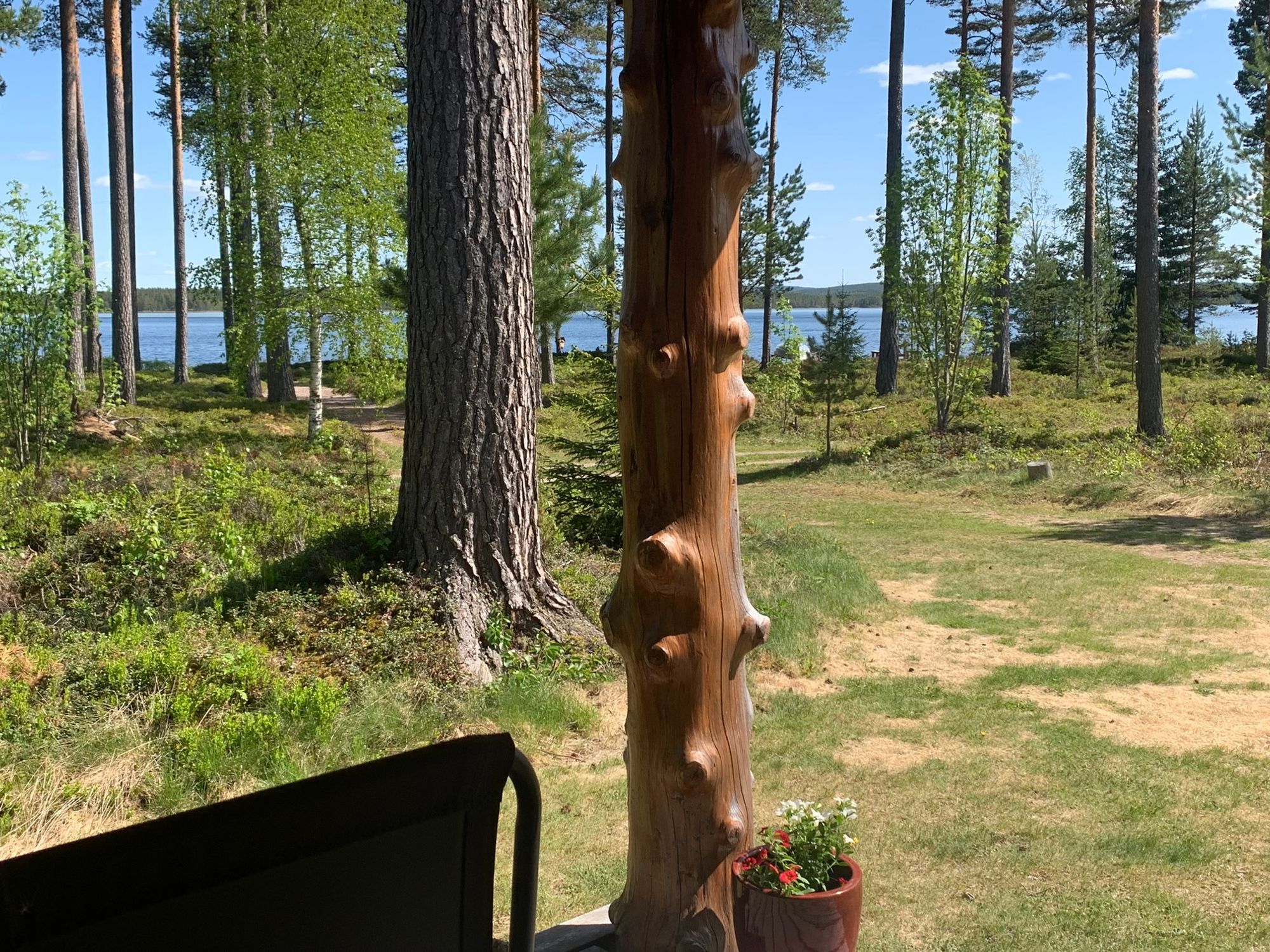 Modernt timmerhus vid sjö – bild 6 av 20