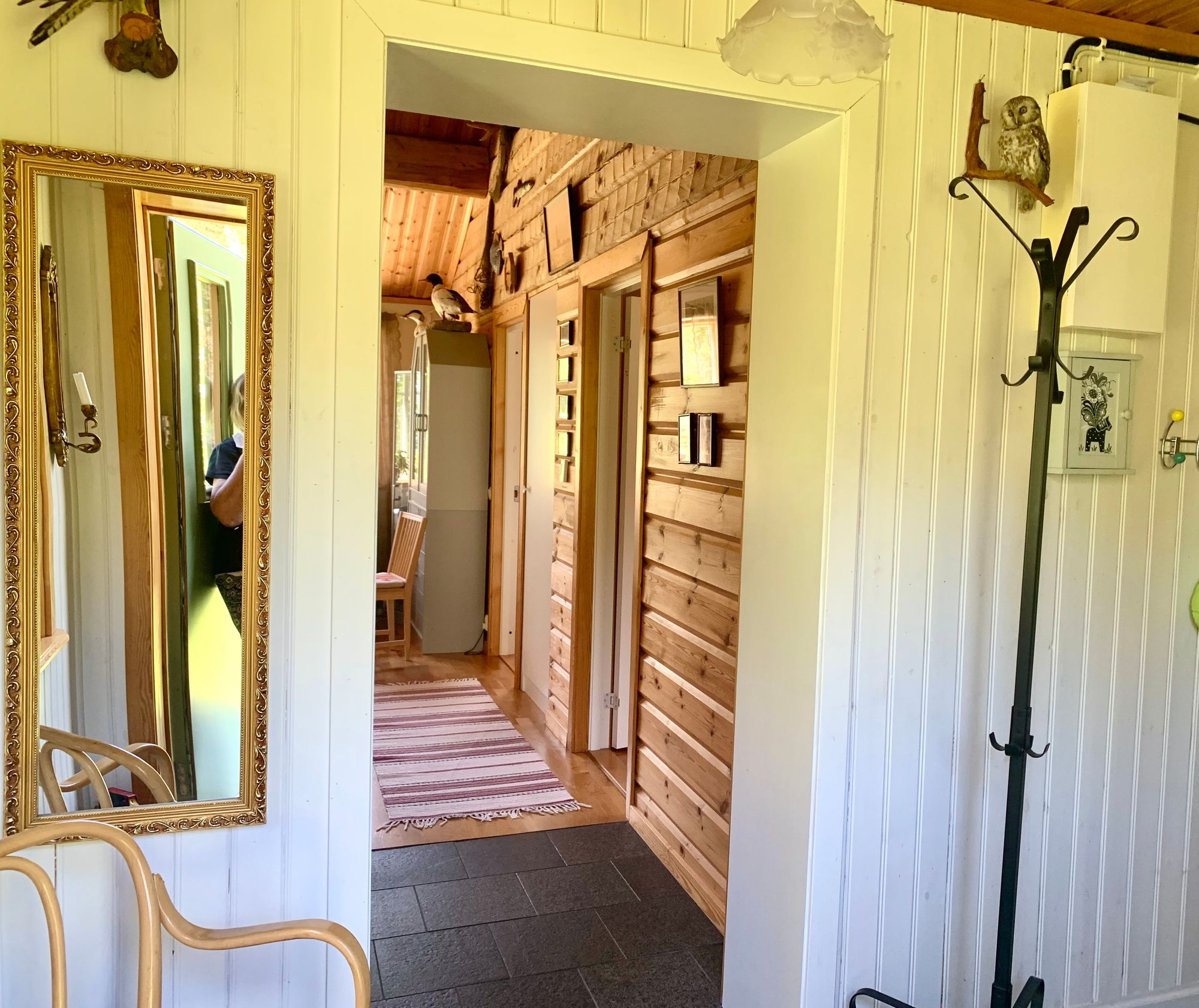 Modernt timmerhus vid sjö – bild 9 av 20